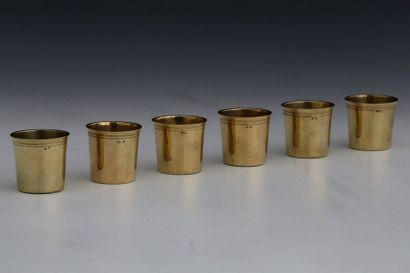 SUITE DE 6 GOBELETS À LIQUEURS en vermeil...