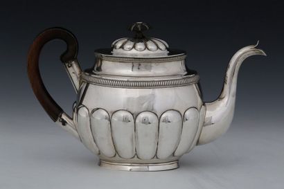 THÉIERE en argent

Russie 1825

Décor repoussé...