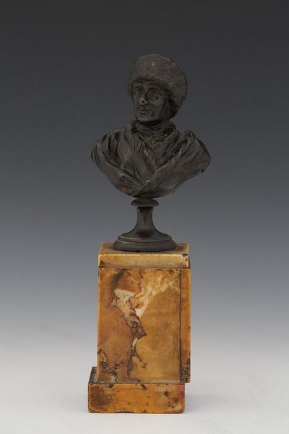 PETIT BUSTE D'HOMME à la toque et au manteau...