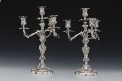 PAIRE DE CANDÉLABRES À QUATRE LUMIÈRES pouvant...