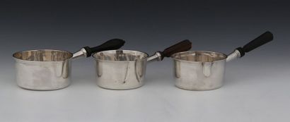 TROIS CASSEROLES À MANCHE DROIT en argent...