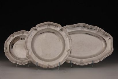 ENSEMBLE DE TROIS PLATS en argent Minerve...