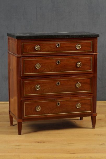 PETITE COMMODE 

Style Louis XVI - Première...