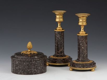 BOÎTE RONDE CANNELÉE et PAIRE DE FLAMBEAUX...