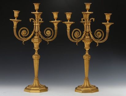 PAIRE DE CANDÉLABRES à quatre lumières Travail...