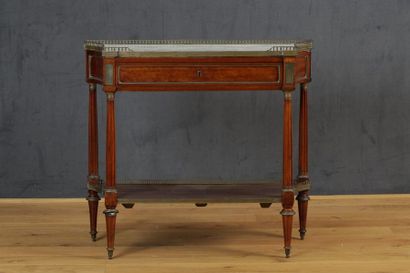 PETITE CONSOLE TRAPÉZOÏDALE À CÔTÉS INCURVÉS

Fin...