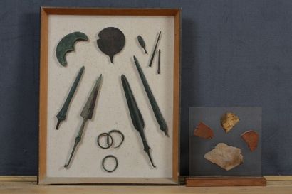DOUZE OBJETS DE FOUILLE réunis dans un cadre...