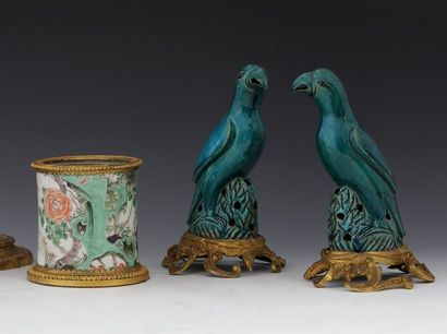 PETIT CACHE POT CYLINDRIQUE et PAIRE DE STATUETTES...