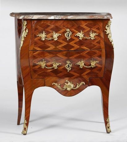 PETITE COMMODE à façade et côtés galbés 

Epoque...