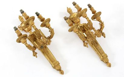 PAIRE D'IMPORTANTES APPLIQUES À TROIS LUMIÈRES...