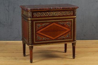 PETITE COMMODE 

Style Louis XVI - Travail...