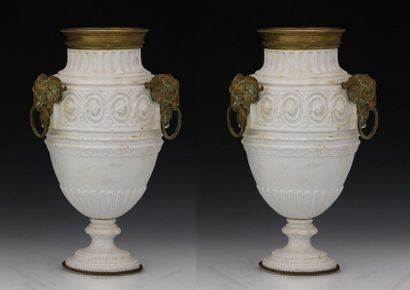 PAIRE DE VASES CASSOLETTES BALUSTRES 

Style...