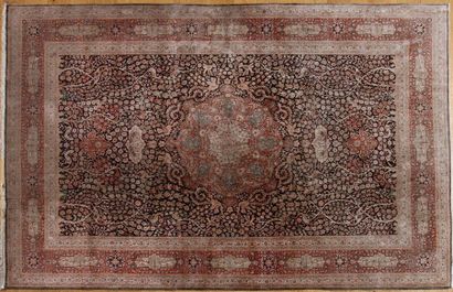 TAPIS IRANIEN - Soie nouée

Décor de médaillon...