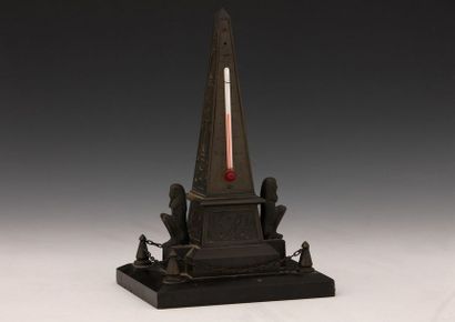 THERMOMÈTRE en forme d'Obélisque flanqué...