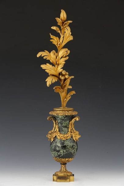 PETIT VASE D'ORNEMENT COMPOSITE 

Style du...