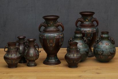 JAPON XIXème Siècle - ENSEMBLE DE 8 VASES...