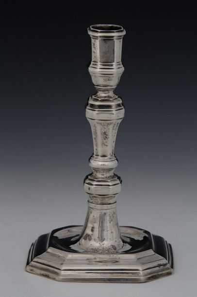 PETIT FLAMBEAU en argent 

XVIIIème Siècle

Décor...