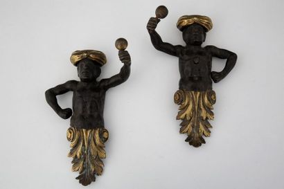PAIRE DE MOTIFS DECORATIFS D'APPLIQUE (éléments...