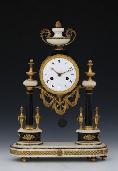 PENDULE PORTIQUE

Fin de l'Epoque Louis XVI

Marbre...