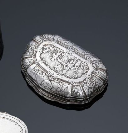 TABATIERE en argent de forme chantournée

Décor...
