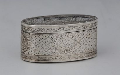 TABATIERE ovale en argent à décor toutes...