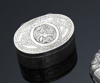 TABATIERE OVALE en argent à décor toutes...