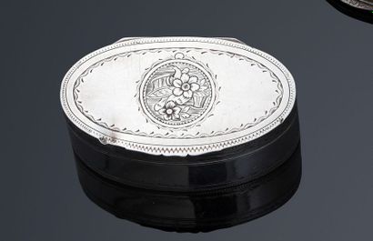 TABATIERE OVALE en argent, le couvercle et...
