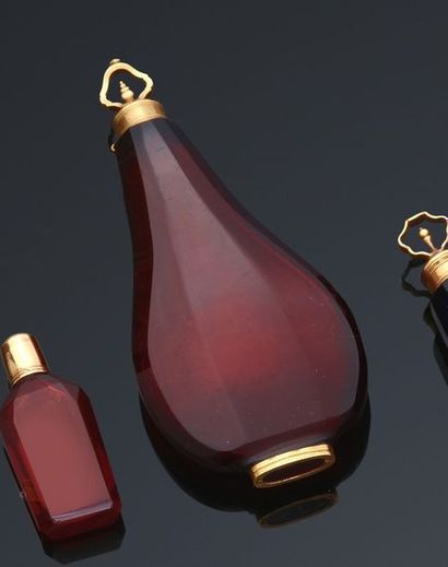 FLACON A PARFUM PIRIFORME en verre translucide...
