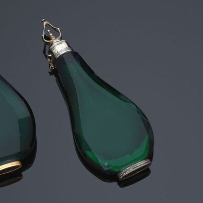 FLACON A PARFUM PIRIFORME en verre translucide...