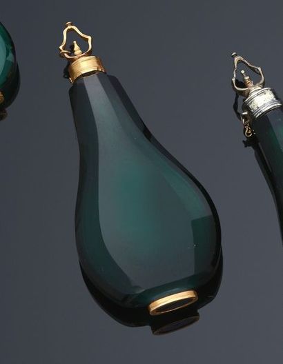 FLACON A PARFUM PIRIFORME en verre translucide...