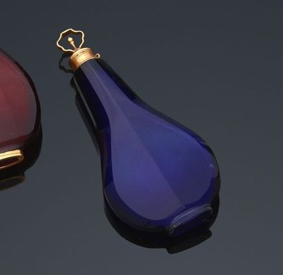 FLACON A PARFUM PIRIFORME en verre translucide...