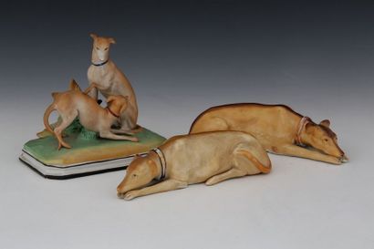 PAIRE DE STATUETTES et GROUPE à décor de...