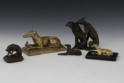 4 STATUETTES et 1 GROUPE figurant des LÉVRIERS...