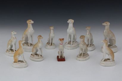 11 STATUETTES DE LÉVRIERS dont une suite...