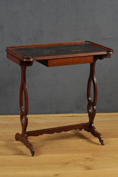 PETITE TABLE A ECRIRE VOLANTE

Style Louis...