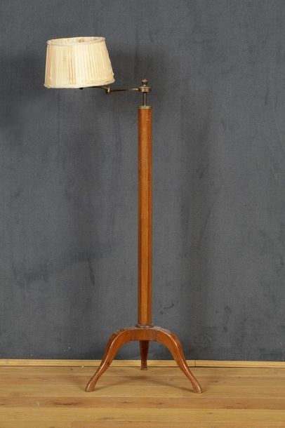 LAMPADAIRE 

Style Louis XVI - XXème Siècle

Bois...