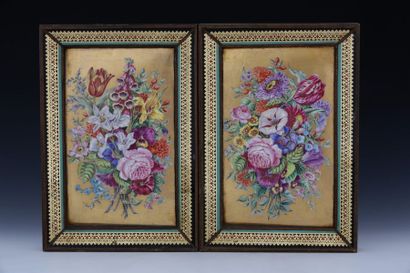 PAIRE DE TABLEAUX DE FLEURS SUR PORCELAINE...
