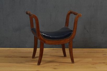 TABOURET 

Epoque Empire

Acajou mouluré...