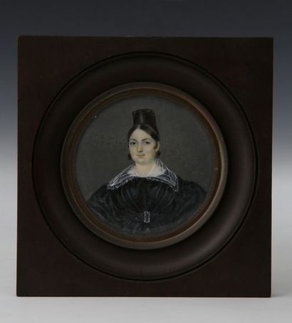 MINIATURE RONDE sur ivoire 

Epoque Louis-Philippe

Portrait...