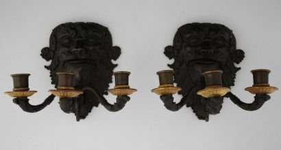 PAIRE D'APPLIQUES À TROIS LUMIÈRES 

Epoque...
