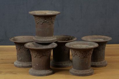 SUITE DE 6 VASES DE JARDIN CORNETS 

Style...