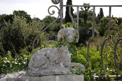 PAIRE DE STATUES DE JARDIN figurant des chiens...