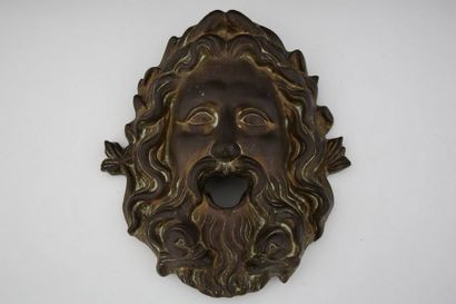 CRACHOIR DE FONTAINE (?) en forme de mascaron...
