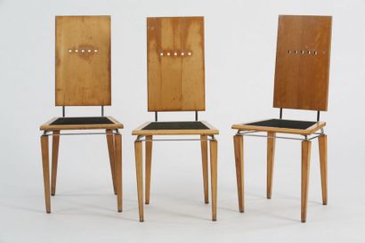 SUITE DE 3 CHAISES Modernistes

Bois ajouré,...