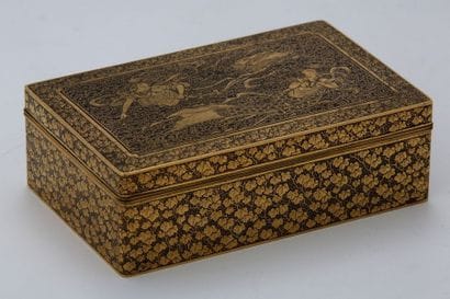JAPON Vers 1900

PETIT COFFRET finement décoré...