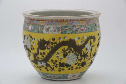 CHINE Vers 1900

BASSIN À POISSONS en porcelaine...