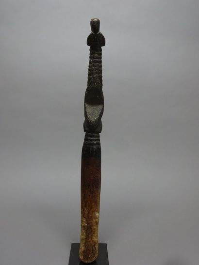 MUMUYE NIGERIA Pilon médicinal sculpté en...
