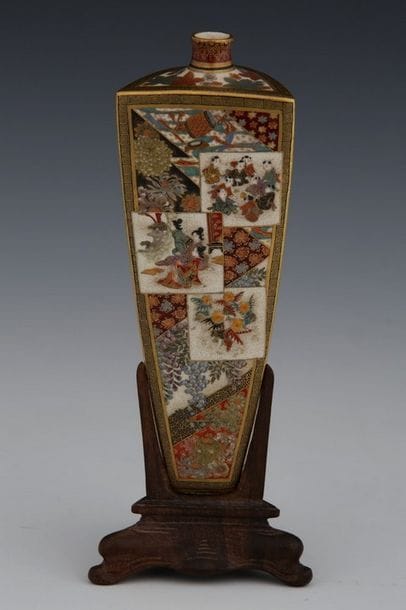 JAPON Vers 1900

VASE de forme triangulaire...