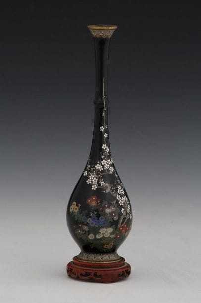 JAPON Vers 1900 

VASE PANSU à col en émaux...