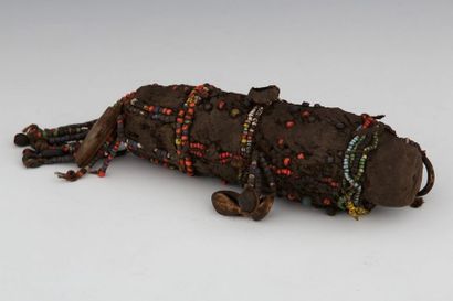 FALLI	CAMEROUN Poupée en bois recouverte...